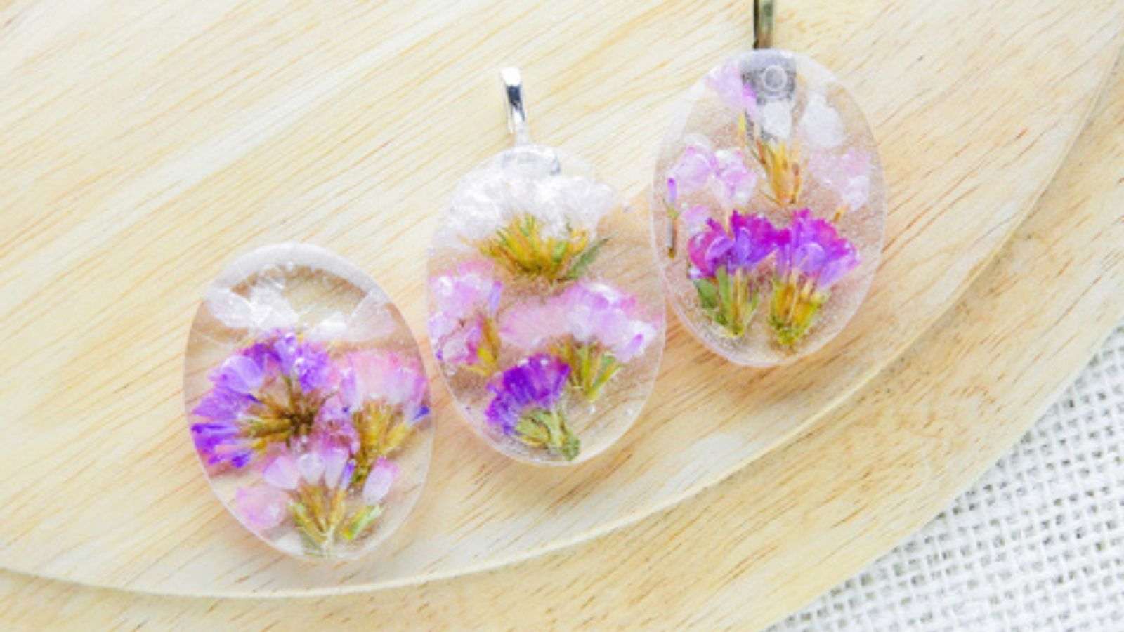 Dried flower in crystal clear resin pendant necklace, pendant with a real flowers